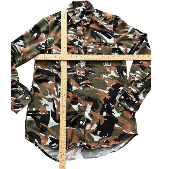 LL Bean Signature Women’s Camo ButtonDown XS - Picture 3 of 6